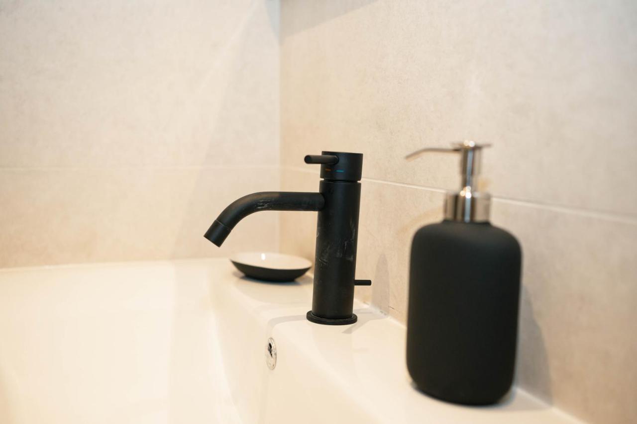 Black Marble - Design Apartment Bari Exteriör bild
